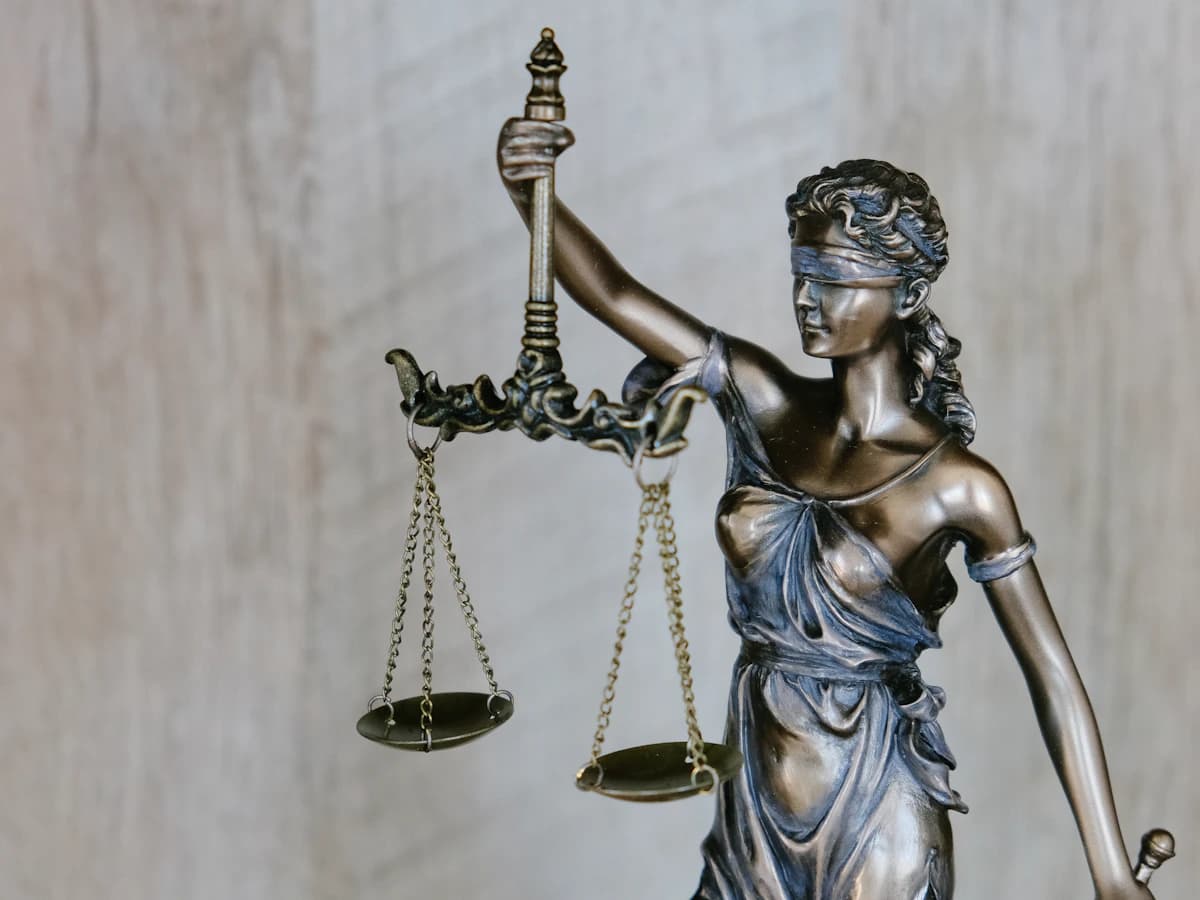 Юридическое сопровождение: весы правосудия